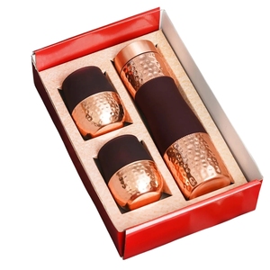 Collection de vaisselle en cuivre pur – Bouteille en cuivre semi-martelé semi-lisse avec 2 verres dans un coffret cadeau rouge rigide - Product Image 2