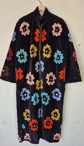 เสื้อโค้ทยาวกำมะหยี่สีดำแบบสั่งทำขายส่ง ตกแต่งด้วยลายปักลายเสือและลายดอกไม้สไตล์วินเทจโบโฮ - Product Image 3