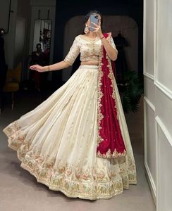 Lehenga Choli Rajasthani de Diseño Premium con Bordado Intenso y Conjunto de Dupatta a Juego, Traje Tradicional Indio para Bodas y Fiestas - Product Image 1