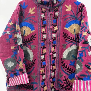 Chaqueta Suzani de terciopelo magenta bordada a mano, perfecta para ropa festiva de invierno, estilo étnico único, abrigo de terciopelo grueso para mujer - Product Image 1