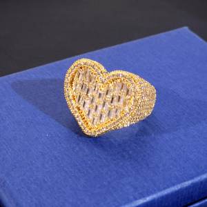 Anillo de Diamantes Moissanite VVS en Plata de Ley 925 con Baño de Rodio en Forma de Corazón Personalizado, para Uso Unisex - Product Image 4