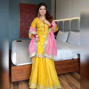 Ensemble Anarkali brodé jaune avec dupatta rose, longueur ras du sol, tenue traditionnelle indienne et pakistanaise pour femme, coupe classique - Product Image 1