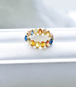 Hermoso Anillo de Eternidad con Corona Chroma en Oro de 14K y Zafiros Naturales Multicolor en Corte Pera - Product Image 5