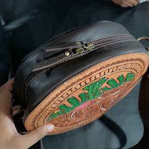 Bolso Bandolera de Cuero Genuino Estilo Western Vintage, con Dos Correas, Diseño Bohemio con Patrón de Cactus, Cierre de Cremallera, Gran Venta - Product Image 3