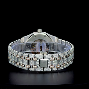 Reloj clásico bicolor en oro rosa con números con líneas interrumpidas, certificado por un probador de diamantes, completamente cubierto de diamantes con 27.5 quilates de moissanita VVS incrustada. - Product Image 4