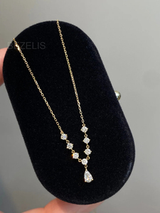 Collier en V éblouissant avec diamant de laboratoire gradué, chaîne délicate et pendentif solitaire en forme de poire, ton or jaune - Product Image 4
