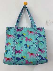 กระเป๋าโท้ทผ้าฝ้ายพิมพ์ลายบล็อกแบบควิลท์ทำมือจากอินเดียสำหรับผู้หญิง ใช้สำหรับพกพาและเดินทาง - กระเป๋าสะพายสำหรับช้อปปิ้ง ซักได้ มีช่องด้านข้าง - Product Image 2