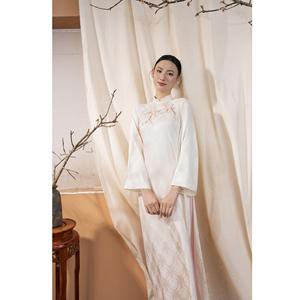 Vestido Ao Dai Vietnamita de Alta Calidad con Detalle de Borlas Bordadas con Flores de Cerezo, Diseño Tradicional de 2 Paneles KAD31 - Product Image 1