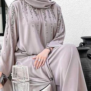 Vente Flash : Abaya de Luxe pour Femme, Robe Musulmane Ample Brodé, Tenue Pudique pour Ramadan, Aïd et Événements – Disponible à la Vente - Product Image 3