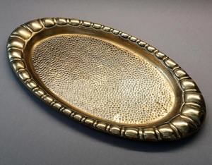 Bandeja decorativa ovalada de latón con textura martillada, diseño tradicional, artesanía metálica, pieza única, elegante bandeja para mesa de comedor. - Product Image 1