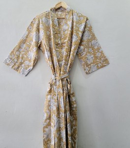 Bata Kimono con Cuello en V, 100% Algodón, Estampado Floral Amarillo Mostaza, Hecha a Mano, Ecológica, Elegante y Artesanal - Product Image 1