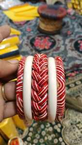 Juego de Brazaletes de Perlas de Imitación Rojas Lac con Rayas Blancas Doradas, Centro Trenzado, Joyería Étnica India Tradicional Vintage para Bodas - Product Image 3