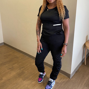 Uniformes de Hospital al por Mayor: Conjuntos de Uniformes Médicos para Enfermeras con Blusas de Manga Corta con Volantes y Pantalones Jogger Apilados - Product Image 6