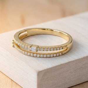 Bague Demi-Éternité en Or Massif 10K 14K 18K avec Diamants de Laboratoire Ronds et Baguettes Sertis à Griffes, Couleur Or, Pureté DEF VVS VS, Bague de Mariage - Product Image 4