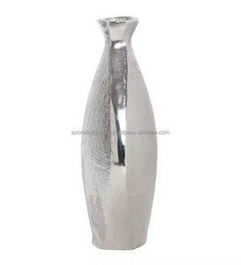Vase à fleurs en aluminium écologique fait à la main, texture métallique brute, brillance naturelle, design moderne pour les thèmes de maison terreux, Azora Industries - Product Image 3