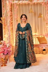 Ensemble haut et sharara de créateur indien en PV Chanderi avec broderie riche et dupatta imprimé en crêpe de soie – Vente en gros - Product Image 4