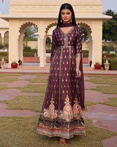 Collection tendance : Costume Anarkali violet pour femme, manches 3/4, en crêpe satiné, semi-couture, idéal pour les fêtes de Diwali - Product Image 4