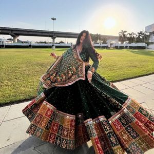 Lehenga Choli en coton mousseline imprimé de qualité supérieure pour Navratri avec travail de miroirs véritable et dupatta en coton mousseline de créateur – Prix de gros - Product Image 3