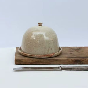 Pot à beurre artisanal en forme de dôme avec couvercle à petit bouton de maintien, plat de service rond, finition émaillée rustique, élégant rangement de beurre de table - Product Image 4