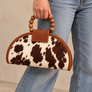 Sac en cuir à imprimé vache avec fermeture à boucle, motif noir et blanc, sac à main à bandoulière - Product Image 1