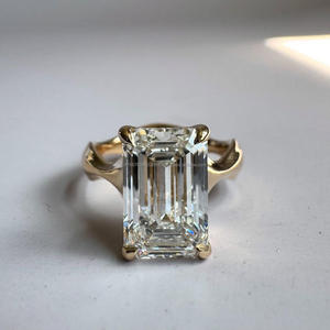 Impresionante Anillo de Diamantes con Corte Esmeralda en Oro Amarillo, Anillo de Compromiso, Boda o Aniversario de Lujo Atemporal para Mujer, Joyería Fina, Regalo - Product Image 2