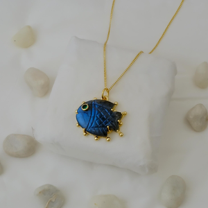 Collier pendentif poisson en laiton plaqué or avec labradorite – Bijoux sculptés tendance pour femmes, vente en gros - Product Image 3