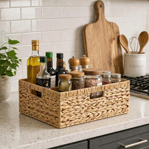 Panier de rangement rectangulaire en jacinthe d'eau tressée à la main avec poignées intégrées, idéal pour la décoration de la maison et de la salle de bain - Product Image 4
