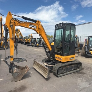 Mini-excavatrice sur chenilles JCB à prix avantageux pour petits et moyens projets, avec une forte puissance de creusement et une utilisation confortable. - Product Image 3