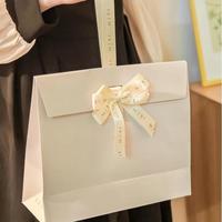 Sac à bijoux en papier artisanal de luxe, écologique et personnalisé, avec logo en ruban et feuille métallisée pour emballage cadeau de boutique et vente au détail
