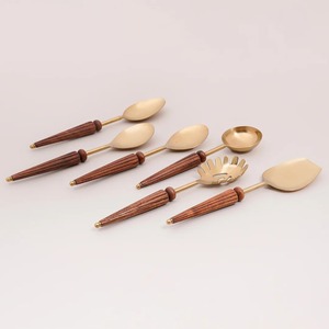Elegante Juego de Cubiertos Metálicos con Mango de Madera, Acabado Espejo, Aptos para Lavavajillas, Diseño Minimalista, Utensilios para Catering - Product Image 4