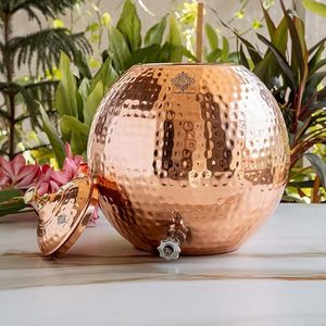 Distributeur d'eau chaud et froid réutilisable en cuivre de forme ronde, avec motif martelé et robinet, pour usage domestique - Product Image 2