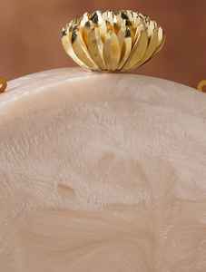 Pochette en résine écologique blanche faite à la main avec chaîne dorée pour mariage et Saint-Valentin - Product Image 4