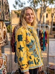 เสื้อแจ็คเก็ตกำมะหยี่สีเหลืองสำหรับฤดูหนาว ระบายอากาศได้ดี ปักลายดอกไม้ด้วยมือ คอจีน แขนยาว ซับในผ้าฝ้าย เหมาะสำหรับวันหยุดฤดูร้อน - Product Image 2