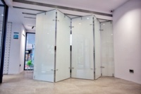 Design moderne Portes pliantes intelligentes PDLC en verre à deux volets Commande électrique Espaces intérieurs Cloisons Écran en fibre de verre Acier