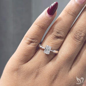 Anillo de compromiso moderno con diamante radiante de 1 quilate cultivado en laboratorio, diseño de tallo estrecho en oro blanco de 10K. - Product Image 4