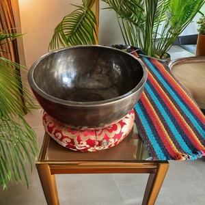 Bol chantant de méditation de bouddha tibétain fait à la main spécial grand instrument de thérapie à sept métaux avec son de guérison martelé à la main - Product Image 5