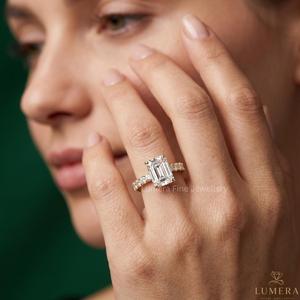 Bague de fiançailles en or 9KT 10KT 14KT 18KT avec moissanite taille émeraude, pavé de diamants de laboratoire, solitaire, plaqué rhodium, luxe - Product Image 5