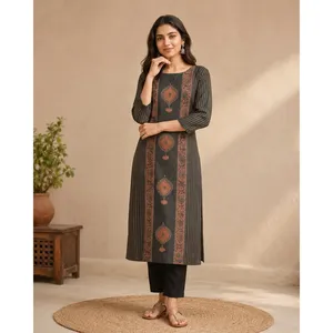 Kurti Negro de Seda Estampada para Mujer, Cuello Redondo, Manga Tres Cuartos, Corte Recto, Túnica Étnica, Estilo Casual, Elegante y Tradicional - Product Image 1