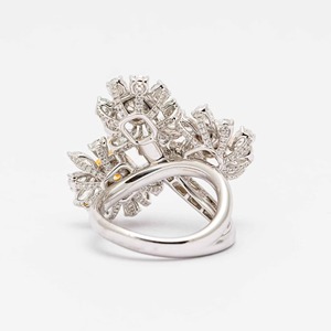 Anillo de Compromiso de Oro Blanco de 14K con Diamante de Corte Cuadrado de 4.76ct, Diseño de Tres Flores en Racimo, Joyería de Lujo - Product Image 4