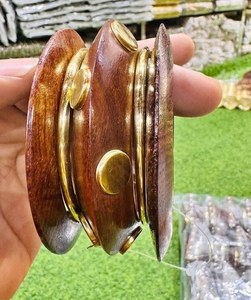 Brazaletes de madera con texturas naturales y diseños elegantes, ideales para boutiques de accesorios de moda, colecciones étnicas y regalos. - Product Image 5