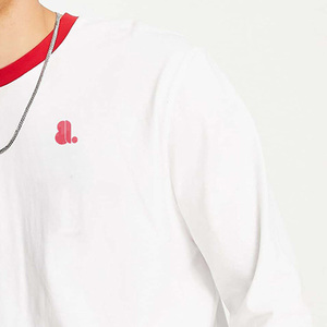 Camiseta Blanca de Manga Larga para Hombre, Cuello Redondo, Algodón Jersey, Transpirable, Diseño Liso, Ribete Rojo en Contraste, Logotipo Frontal, Estilo Casual - Product Image 3