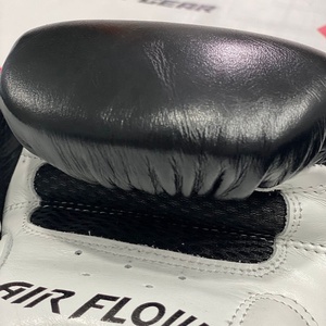 Gants de boxe en cuir de vache véritable faits à la main Twins Muay Thai avec attaches auto-agrippantes, respirants et anti-humidité - Product Image 2