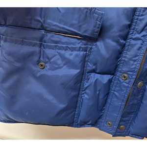 Gilet matelassé bleu pour homme avec blocs de couleur, col rabattable, coupe-vent, vêtement d'extérieur décontracté, idéal pour l'hiver, logo personnalisé sur le devant - Product Image 4