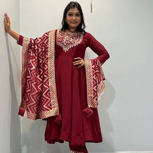 ชุดเดรส Anarkali แบบโรมันสำหรับผู้หญิง พร้อมกางเกงและผ้าคลุมไหล่ ปักลายประดับด้วยลูกปัดและเลื่อม ผ้าไหม Jacquard เหมาะสำหรับงานเทศกาลและงานเลี้ยง ดีไซน์หรูหรา - Product Image 6