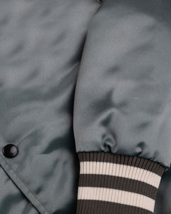 Vestes bomber en satin personnalisées en gros, vestes bomber en satin de soie brodées, vestes varsity en satin pour hommes - Product Image 5