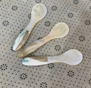 Cuillère artisanale en nacre de coquillage vietnamien de qualité supérieure, idéale pour le caviar, le sel, les desserts, la crème glacée et le café. - Product Image 4