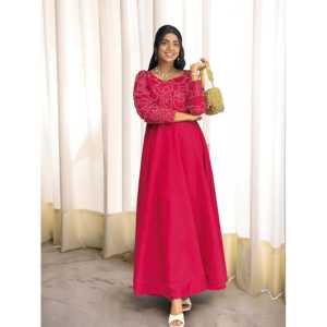 Robe et bas XL de créateur avec fil à broder et paillettes - Product Image 3