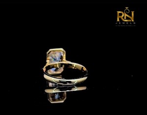 Bague de fiançailles solitaire en or massif 2 carats avec diamant radiant de laboratoire, sertie clos, style moderne minimaliste, luxe raffiné, unisexe, certifiée - Product Image 4