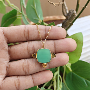 Collier personnalisé en chrysoprase avec pendentif coussin sculpté floral, en laiton plaqué or 18 carats, monture en métal de designer sertie clos - Product Image 6