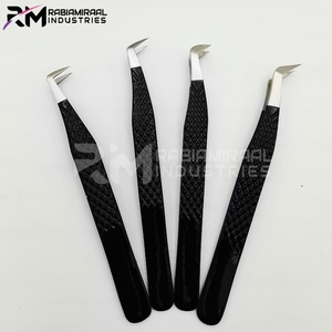Pince à épiler RMI Diamond Grip, revêtement noir mat, pointe argentée, base blanche, testée à la main, acier inoxydable, préhension parfaite pour les cils - Product Image 6
